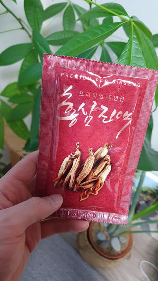 서울약사신협_프리미엄 6년근 홍삼진액_70mlx30포 — 5점을 준 리뷰어가 2021년 3월 올린 사용 사진