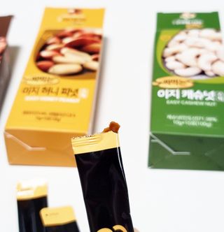 짜먹는 이지견과 짜먹는 이지아몬드, 짜먹는 이지허니피넛, 짜먹는 이지캐슈넛 각 10g X  10포 — 4점을 준 리뷰어가 2021년 2월 올린 사용 사진