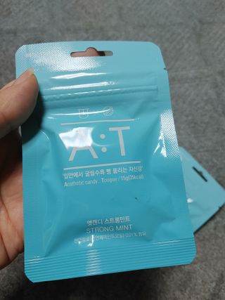 입 냄새 완화에 도움을 주는 에티켓 캔디 앳캔디 스트롱민트 — 5점을 준 리뷰어가 2021년 1월 올린 사용 사진