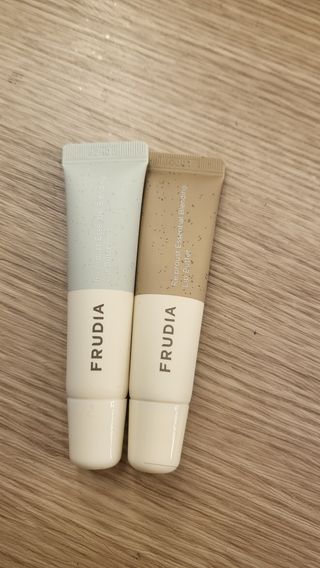 [후르디아] 올리브영 착한보습 비건 립버터 2종 — 5점을 준 리뷰어가 2023년 1월 올린 사용 사진