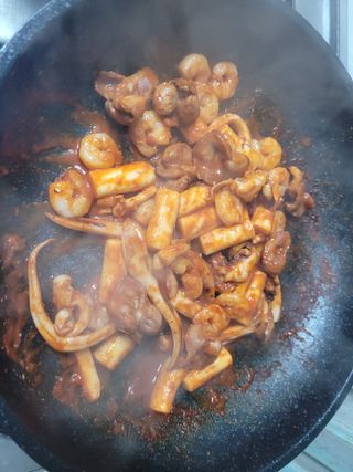 화끈한녀석들 새오똥400g 새우,오징어,똥집 볶음요리 소스,밀떡, 참기름 포함 — 5점을 준 리뷰어가 2022년 12월 올린 사용 사진