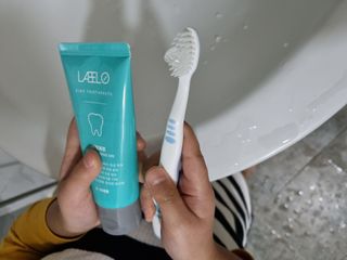 치과에서 쓰는 치약 _ 라벨제로 저불소 꼬마, 키즈, 유아, 베이비, 주니어 안전한 어린이치약 — 5점을 준 리뷰어가 2023년 1월 올린 사용 사진