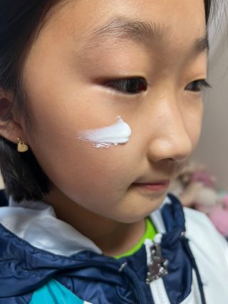 [AHC] 세이프온 에센스 선크림 올리브영 스페셜 증정 기획세트 — 4점을 준 리뷰어가 2022년 6월 올린 사용 사진