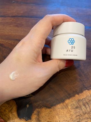 AYU25[아유트웬티파이브]다마스크로즈워터 베이스 천연 수분 촉촉 크림 — 5점을 준 리뷰어가 2021년 4월 올린 사용 사진