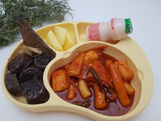 유비맘 캐릭터 실리콘 흡착 식판_색상 랜덤발송 — 1점을 준 리뷰어가 2021년 1월 올린 사용 사진