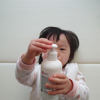 mom e 맘이 내추럴 베이비 케어 샴푸앤바스+로션 — 5점을 준 리뷰어가 2021년 1월 올린 사용 사진