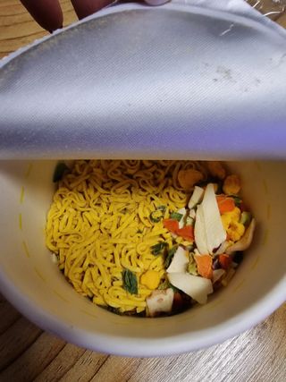 NISSIN 닛신 컵누들  4종 - 씨푸드오리지날, 씨푸드 스파이시, 씨푸드 커리, 씨푸드 XO소스 — 5점을 준 리뷰어가 2022년 11월 올린 사용 사진