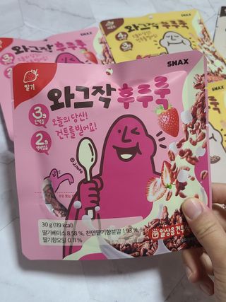 스낵스 와그작후루룩 3종_카카오2봉+아몬드2봉+딸기2봉 (총 6봉) — 5점을 준 리뷰어가 2024년 2월 올린 사용 사진