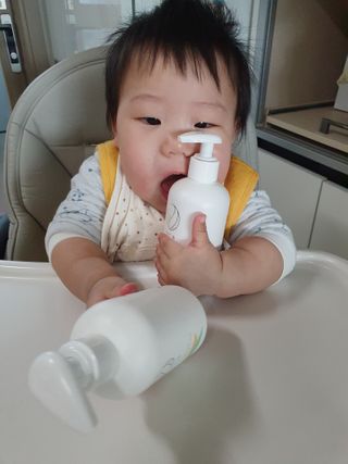 mom e 맘이 내추럴 베이비 케어 샴푸앤바스+로션 — 4점을 준 리뷰어가 2021년 1월 올린 사용 사진