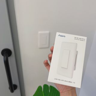 아카라 조명 스위치를 누워서 끄는 방법 (스마트 조명 스위치 2구 + 무선 리모트 스위치 1구 T1, 스마트 허브 E1) — 5점을 준 리뷰어가 2021년 12월 올린 사용 사진