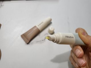 [후르디아] 올리브영 착한보습 비건 립버터 2종 — 5점을 준 리뷰어가 2022년 2월 올린 사용 사진