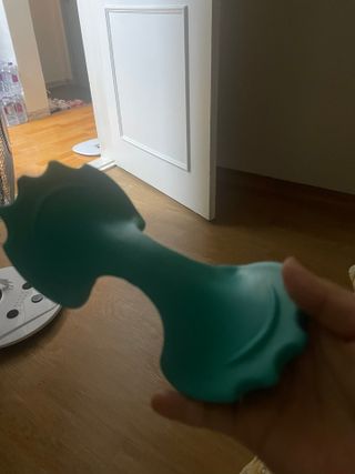 힐니스북 [힐마이넥]   거북목 통증완화를 위한 휴대용 목 안마기 — 5점을 준 리뷰어가 2022년 12월 올린 사용 사진