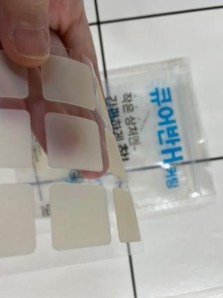 [큐어반H 커팅] 간편하게 떼서 쓰는 자외선차단 습윤밴드 (1팩/30매입) — 3점을 준 리뷰어가 2022년 11월 올린 사용 사진