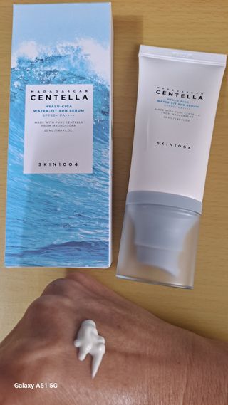 [스킨1004] 마다가스카르 센텔라 히알루-시카 워터핏 선세럼 50ml — 5점을 준 리뷰어가 2024년 5월 올린 사용 사진