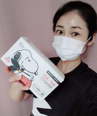 JHWORLD 스누피 마스크 정품 스누피 KF-AD 국내 비말차단 아동용 성인용 일회용 덴탈마스크 50매 — 5점을 준 리뷰어가 2021년 6월 올린 사용 사진