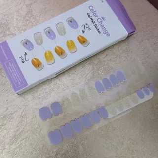 [네일가게] 햇빛에 닿으면 색이 변하는 신기한 햇살 반전 네일스티커 — 5점을 준 리뷰어가 2021년 8월 올린 사용 사진
