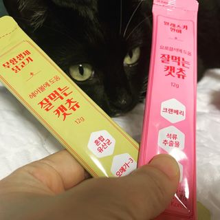 페페로니 잘 먹는 캣츄 - 무항생제 닭고기 12개 + 알래스카 연어 12개 — 5점을 준 리뷰어가 2021년 7월 올린 사용 사진