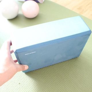 [트라택] 홈 필라테스 SET [미니짐볼+웨이트볼(0.5kg&1kg+요가블럭] — 5점을 준 리뷰어가 2022년 7월 올린 사용 사진