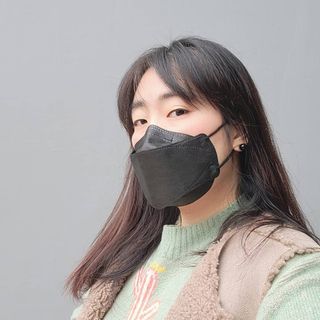 위케어 KF94 마스크 숨쉬기편한 귀안아픈마스크 국산원부자재 사용 식약처 승인 마스크 — 5점을 준 리뷰어가 2021년 2월 올린 사용 사진