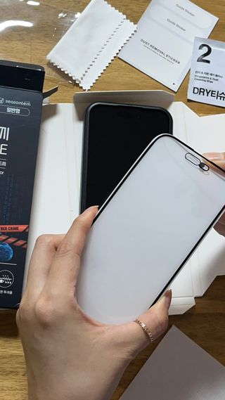 시즌템 특허 해킹방지 아이폰사생활보호필름 프라이버시 캔트씨 아이폰13~15 프로 맥스 (일반형) — 3.5점을 준 리뷰어가 2024년 8월 올린 사용 사진