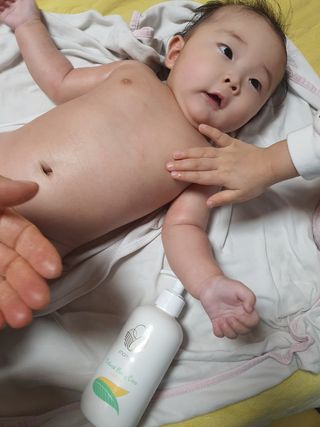 mom e 맘이 내추럴 베이비 케어 샴푸앤바스+로션 — 5점을 준 리뷰어가 2021년 1월 올린 사용 사진