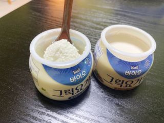 매일바이오 그릭요거트 오리지널 플레인 4개, 로스터리 커피믹스 4개 — 5점을 준 리뷰어가 2021년 12월 올린 사용 사진