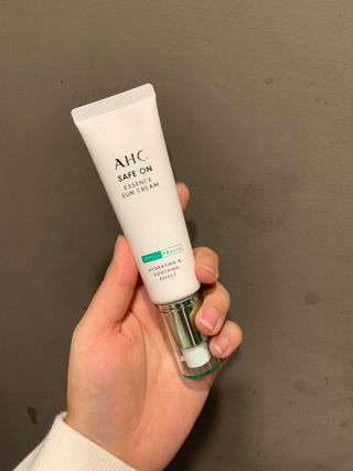 [AHC] 세이프온 에센스 선크림 올리브영 스페셜 증정 기획세트 — 5점을 준 리뷰어가 2022년 6월 올린 사용 사진