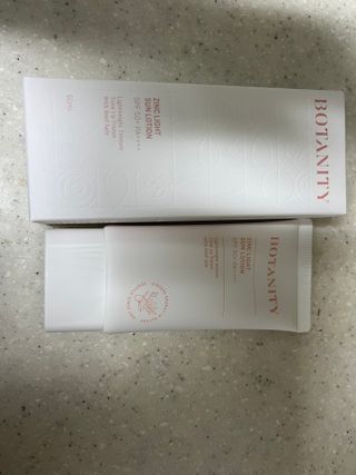 보타니티 촉촉수분자차 아쿠아핏 선 에센스 50ml + 보송톤업자차 징크 선 로션 50ml SPF50+ PA++++ (4/25) — 5점을 준 리뷰어가 2022년 4월 올린 사용 사진