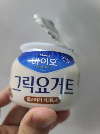 매일바이오 그릭요거트 오리지널 플레인 4개, 로스터리 커피믹스 4개 — 2점을 준 리뷰어가 2021년 12월 올린 사용 사진