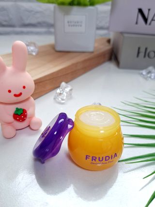 틱톡 [후르디아] 튼입술해결템 올리브영 블루베리 하이드레이팅 허니 립밤 — 5점을 준 리뷰어가 2023년 12월 올린 사용 사진