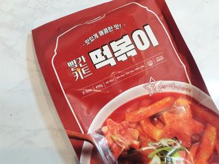 빨간키트 떡볶이 밀키트 2~3인분 매운맛 국물 떡볶이 만들기 쉬운 황금 레시피 분말 소스로 간편한 요리 — 5점을 준 리뷰어가 2021년 8월 올린 사용 사진