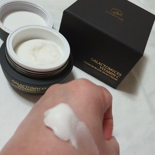 오투에니원 갈락토미세스 비타민 C 프리미엄 블랙스완 크림 50g — 5점을 준 리뷰어가 2022년 12월 올린 사용 사진