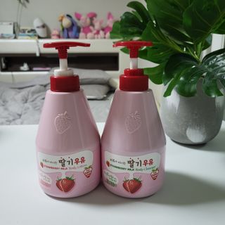 [과일나라] 피부가 마시는 딸기우유 바디클렌저&바디로션 — 5점을 준 리뷰어가 2022년 10월 올린 사용 사진