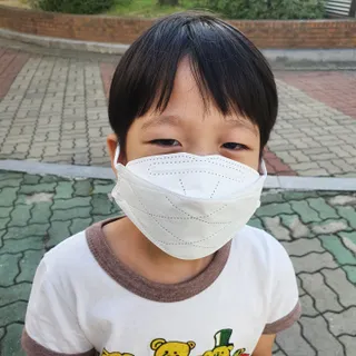 케이파이 나날마스크 [케이파이 나날] KF94 마스크 50매입 (개별포장) ,  여름에도 좋은 숨쉬기 편한 순수 국산 마스크 — 5점을 준 리뷰어가 2022년 9월 올린 사용 사진