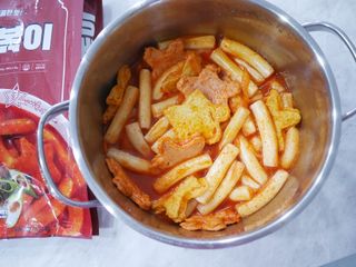 빨간키트 떡볶이 밀키트 2~3인분 매운맛 국물 떡볶이 만들기 쉬운 황금 레시피 분말 소스로 간편한 요리 — 5점을 준 리뷰어가 2021년 8월 올린 사용 사진