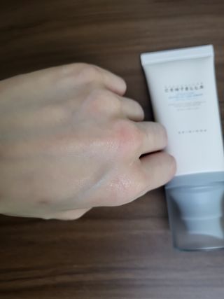 [스킨1004] 마다가스카르 센텔라 히알루-시카 워터핏 선세럼 50ml — 5점을 준 리뷰어가 2024년 5월 올린 사용 사진