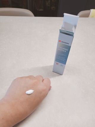 리더스코스메틱 리더스 카밍 바이오틱스 선 에센스 SPF 50+ PA++++ — 5점을 준 리뷰어가 2022년 5월 올린 사용 사진