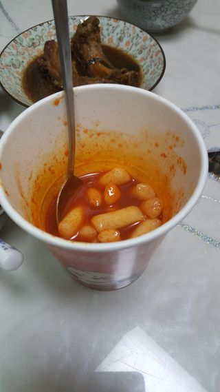 유비쿡 컵떡볶이 매운컵떡볶이2개/ 짜장컵떡볶이 2개  총 4개세트 — 5점을 준 리뷰어가 2021년 2월 올린 사용 사진