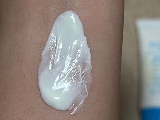 틱톡 [후르디아] 백탁NO! 화잘먹 수분광 선 에센스✨ — 5점을 준 리뷰어가 2023년 9월 올린 사용 사진
