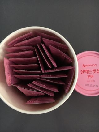 페페로니 잘 먹는 캣츄 - 알래스카 연어 24개입 — 5점을 준 리뷰어가 2021년 7월 올린 사용 사진