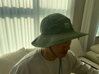 구김스 [방수/UV차단]베이직 서핑햇 1.0 비치햇/해변모자/등산모자+ 카탈로그 책자포함 — 5점을 준 리뷰어가 2024년 10월 올린 사용 사진