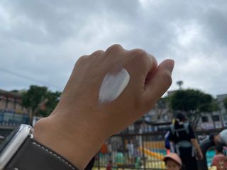 리더스코스메틱 리더스 카밍 바이오틱스 선 에센스 SPF 50+ PA++++ — 4.5점을 준 리뷰어가 2022년 6월 올린 사용 사진