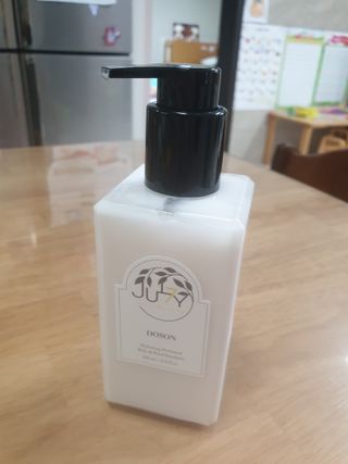 줄라이 모닝 _ JULY MORNING 줄라이모닝 하이드레이팅 퍼퓸드 바디앤핸드 에멀젼 — 5점을 준 리뷰어가 2021년 9월 올린 사용 사진