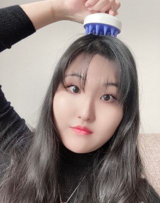 유메이 웰니스 샴푸 + 유메이 스칼프 브러쉬 — 5점을 준 리뷰어가 2021년 12월 올린 사용 사진