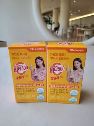 광동생활건강 [제니에디션] 비타500데일리스틱 gift set 60포+제니굿즈 3종+쇼핑백 — 5점을 준 리뷰어가 2021년 11월 올린 사용 사진