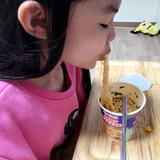NISSIN 닛신 컵누들  4종 - 씨푸드오리지날, 씨푸드 스파이시, 씨푸드 커리, 씨푸드 XO소스 — 3점을 준 리뷰어가 2022년 11월 올린 사용 사진