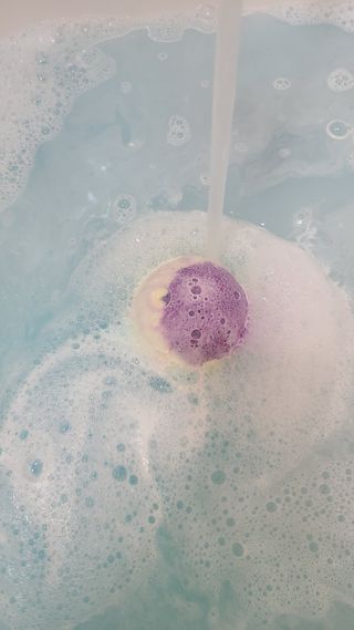 소담스퀘어 상암 Evreryday Bath Bomb Day7(에브리데이 배쓰밤 데이7) / 7종 중 2종 랜덤발송 — 5점을 준 리뷰어가 2022년 11월 올린 사용 사진