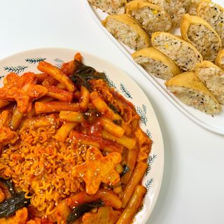 빨간키트 떡볶이 밀키트 2~3인분 매운맛 국물 떡볶이 만들기 쉬운 황금 레시피 분말 소스로 간편한 요리 — 4점을 준 리뷰어가 2021년 8월 올린 사용 사진