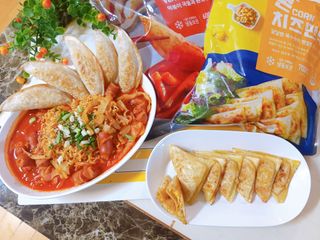 (주)성경순만두 곤약만두.콘치즈만두,삼각당면만두,당면 야끼만두,대구전통 납작만두,떡뽁이 매콤소스,달콤소스 — 5점을 준 리뷰어가 2023년 4월 올린 사용 사진
