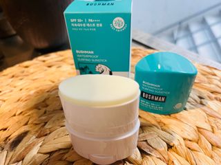 부쉬맨 워터프루프 서핑 선스틱 16g SPF50+ PA++++ — 5점을 준 리뷰어가 2023년 4월 올린 사용 사진